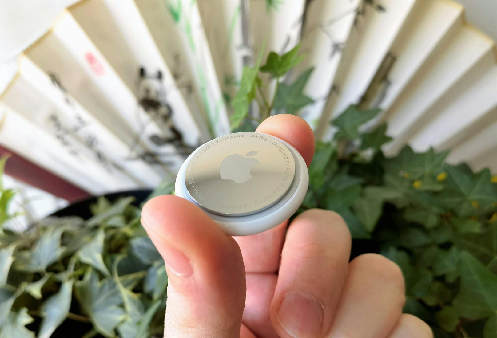Bei den Apple AirTags handelt es sich um kleine runde Kunststoffstücke, die auf einer Seite auf Wunsch auch graviert werden können und auf der anderen Seite über eine Edelstahl-Abdeckung verfügen.