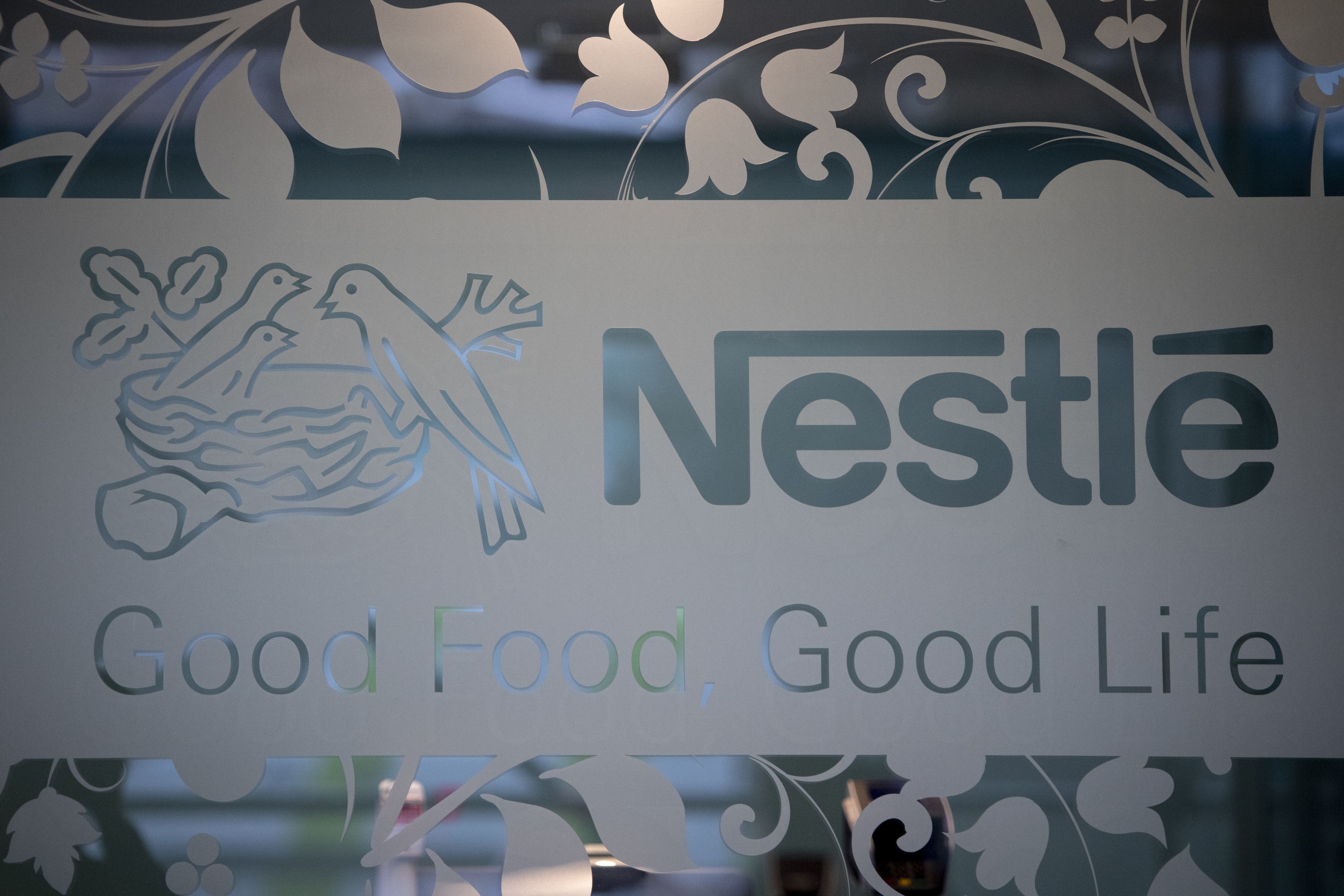Download von www.picturedesk.com am 05.05.2021 (13:38).  ARCHIVBILD ZUM ERGEBNIS VON NESTLE --- Nestle's logo is pictured during the 2019 full-year results press conference of the food and drinks giant Nestle, in Vevey, Switzerland, Thursday, February 13, 2020. (KEYSTONE/Laurent Gillieron) - 20210218_PD1966 - Rechteinfo: Rights Managed (RM)