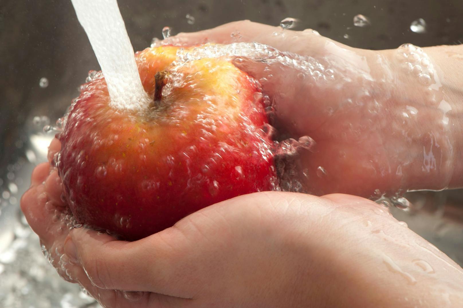 Mit ein paar Tricks, haben die Pestizide auf der Apfelschale keine Chance. 