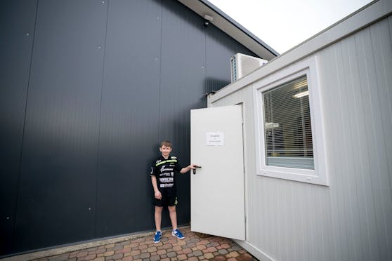 Julian Rzihauschek am Gärtnerei-Gelände vor der umfunktionierten Trainingshalle: "Lockdown gab es hier nie."