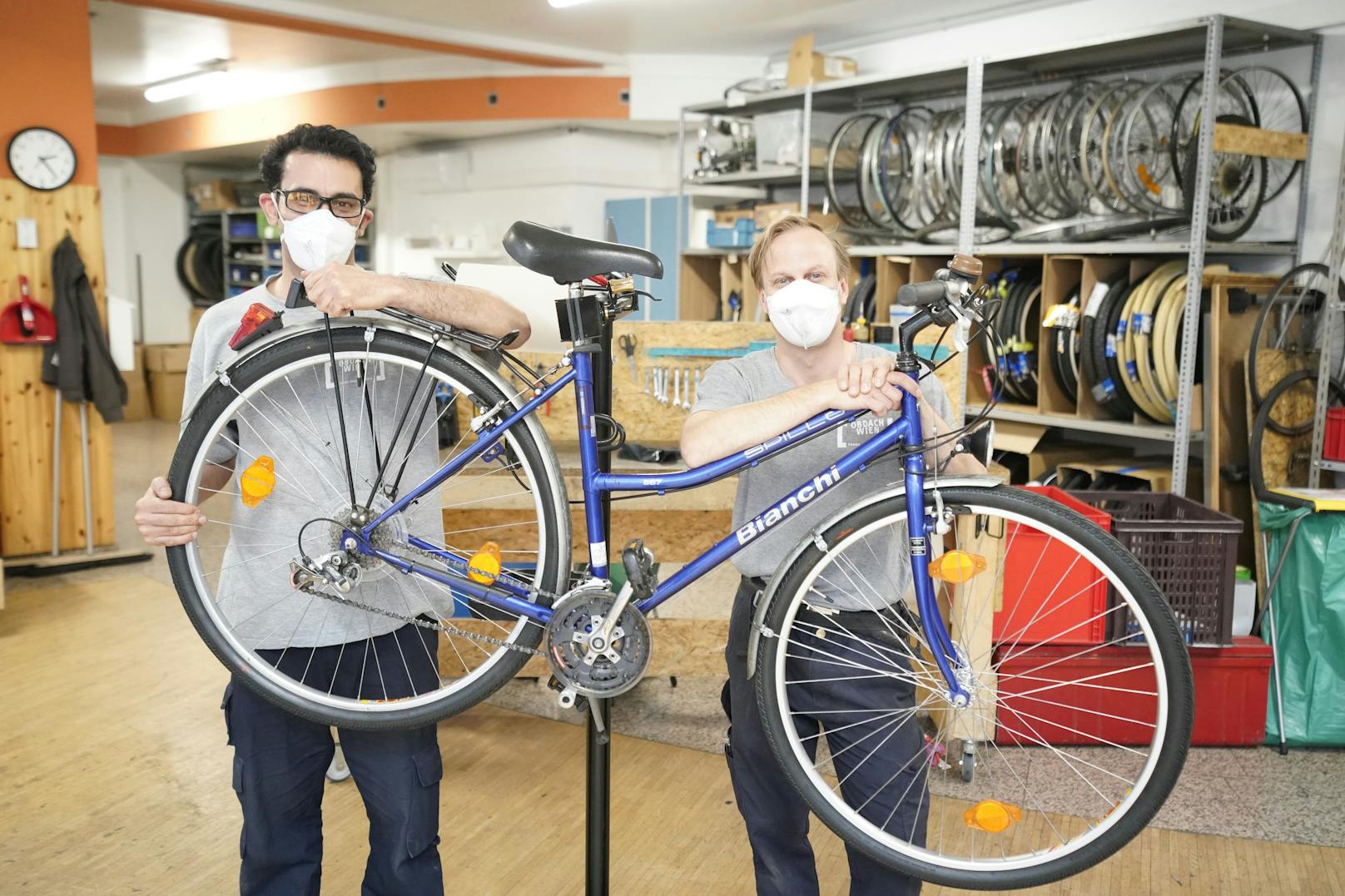 Mahdi B. und Andreas M. machen in der "<a href="https://www.obdach.wien/n/bike-kitchen-favorita">Bike Kitchen Favorita</a>" Fahrräder wieder fahrtauglich.