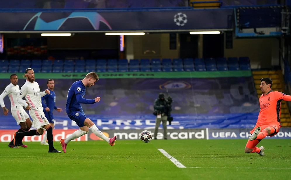 Timo Werner steht bei seinem ersten Tor im Abseits. Wenig später trifft er doch noch zum 1:0.