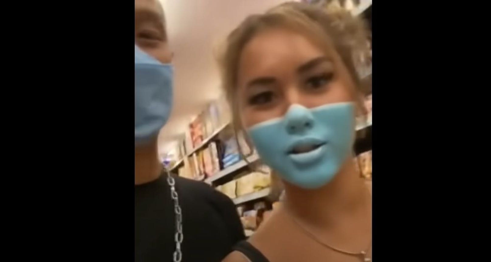 Eine russische YouTuberin malte sich auf Bali eine Maske auf und ging shoppen.
