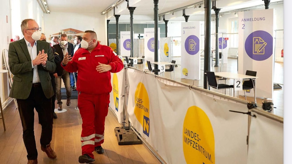 Stephan Pernkopf (VP) ist stets mitten drin im Impfgeschehen - hier im Impfzentrum Hainburg.