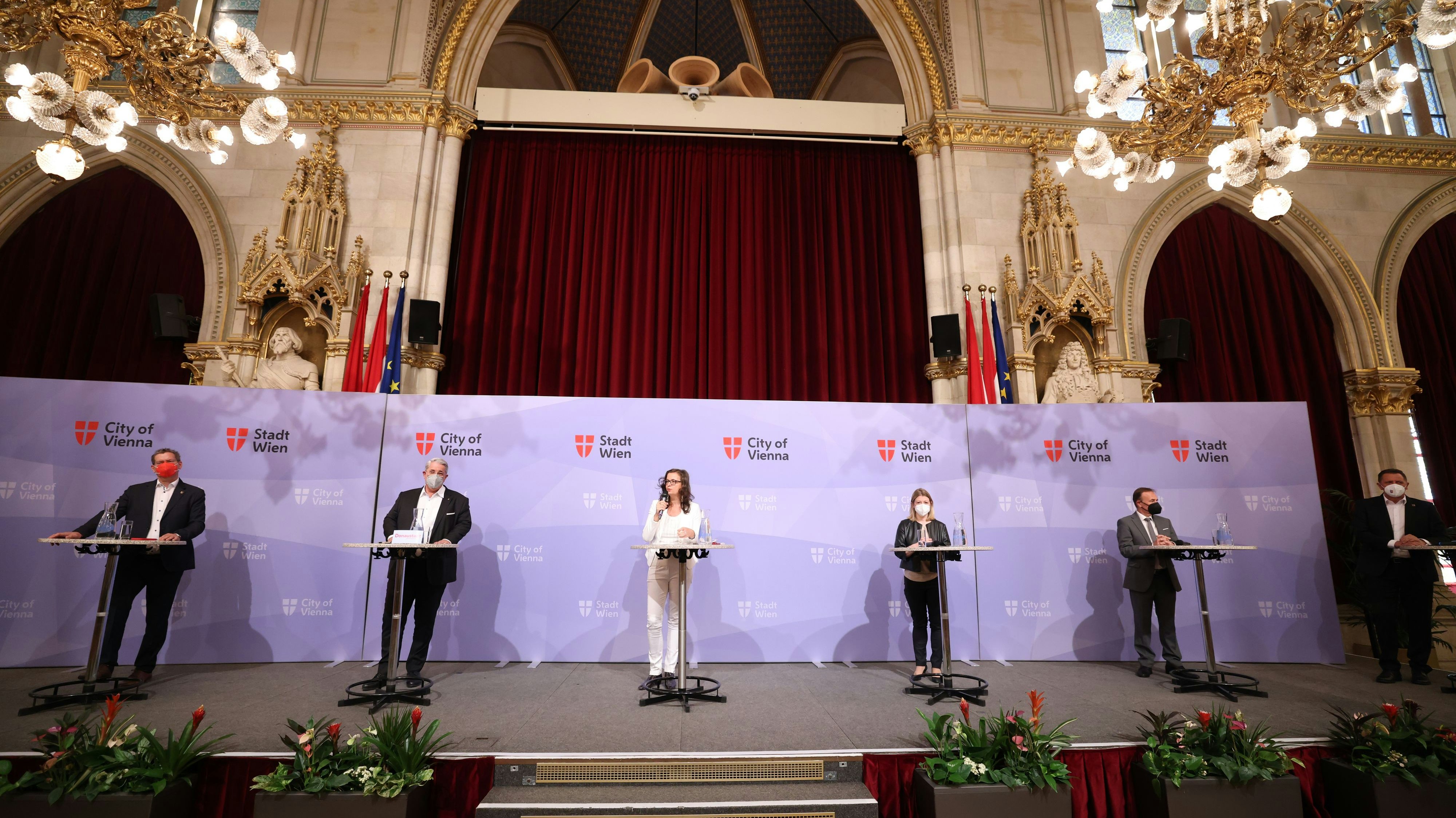Bei der Präsentation gibt man sich als geschlossene Front. Von links nach rechts: Floridsdorf-Vorsteher Georg Papai (SPÖ), Bezirksvorsteher der Donaustadt Ernst Nevrivy (SPÖ), Mobilitätsstadträtin Ulli Sima (SPÖ), NEOS-Klubobfrau Bettina Emmerling, Liesing-Vorsteher Gerhard Bischof (SPÖ) und&nbsp;Simmerings Vorsteher Thomas Steinhart.
