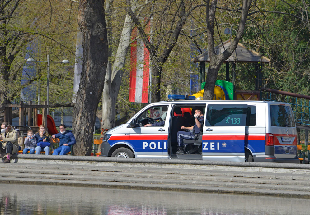Die Polizei kontrolliert das Einhalten der Corona-Schutzmaßnahmen. Symbolbild