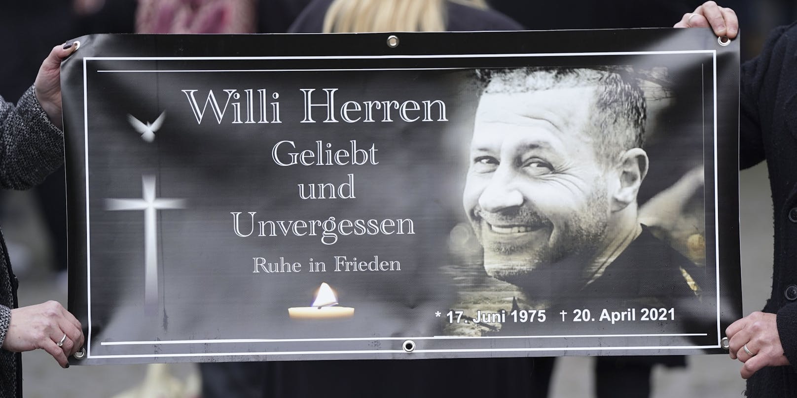 Fans von Entertainer und Sänger <strong>Willi Herren</strong> halten ein selbst gestaltetes Plakat als Anerkennung hoch.