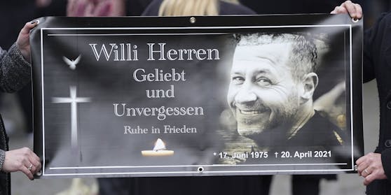 Fans von Entertainer und Sänger Willi Herren halten ein selbst gestaltetes Plakat als Anerkennung hoch.