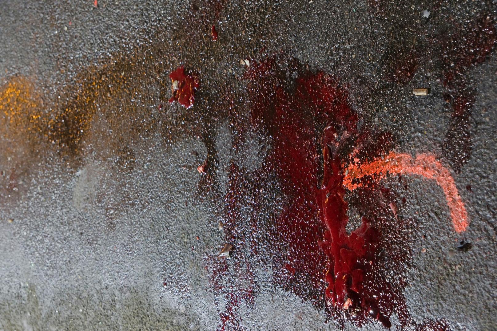 Eine merkwürdige Blutspur führte von einem Wagen weg. Was war passiert? 