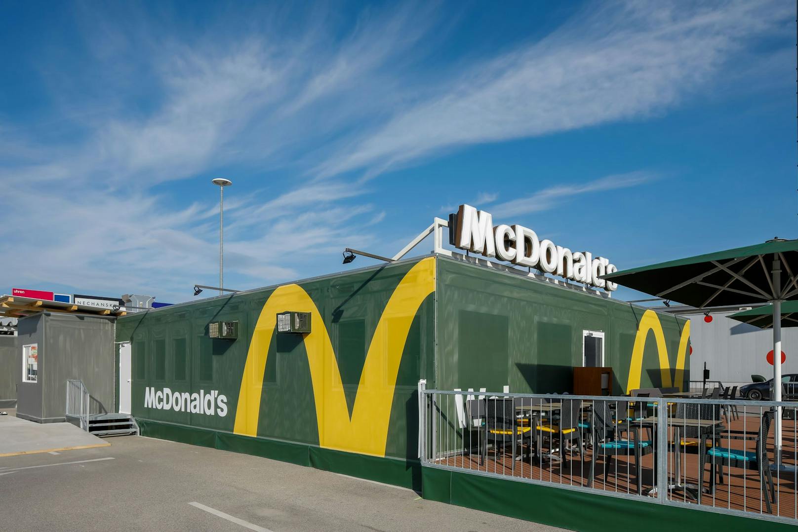So sieht der Eisenstädter Pop-up McDonald's im Container aus.