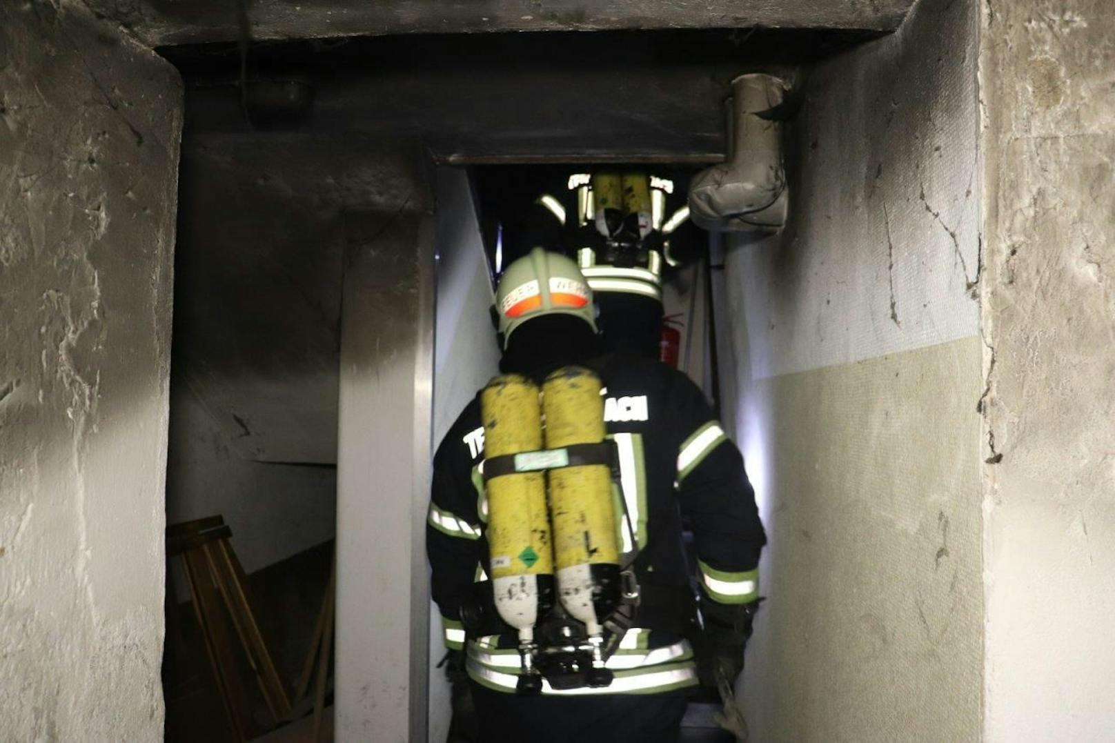 In einem Mehrparteienhaus in Ternitz brach im Keller ein Feuer aus.