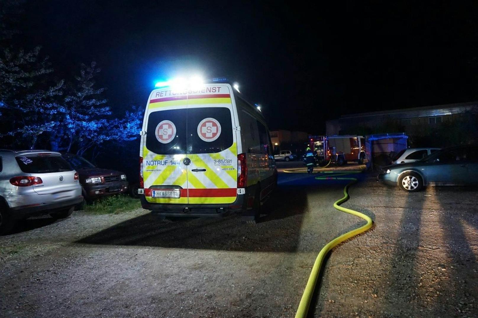 In einem Mehrparteienhaus in Ternitz brach im Keller ein Feuer aus.