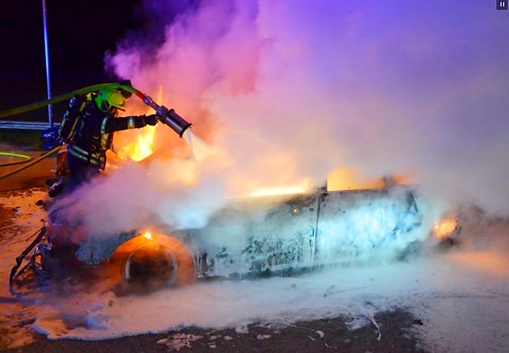 Die Feuerwehr Boxhofen löschte die brennenden Autos.