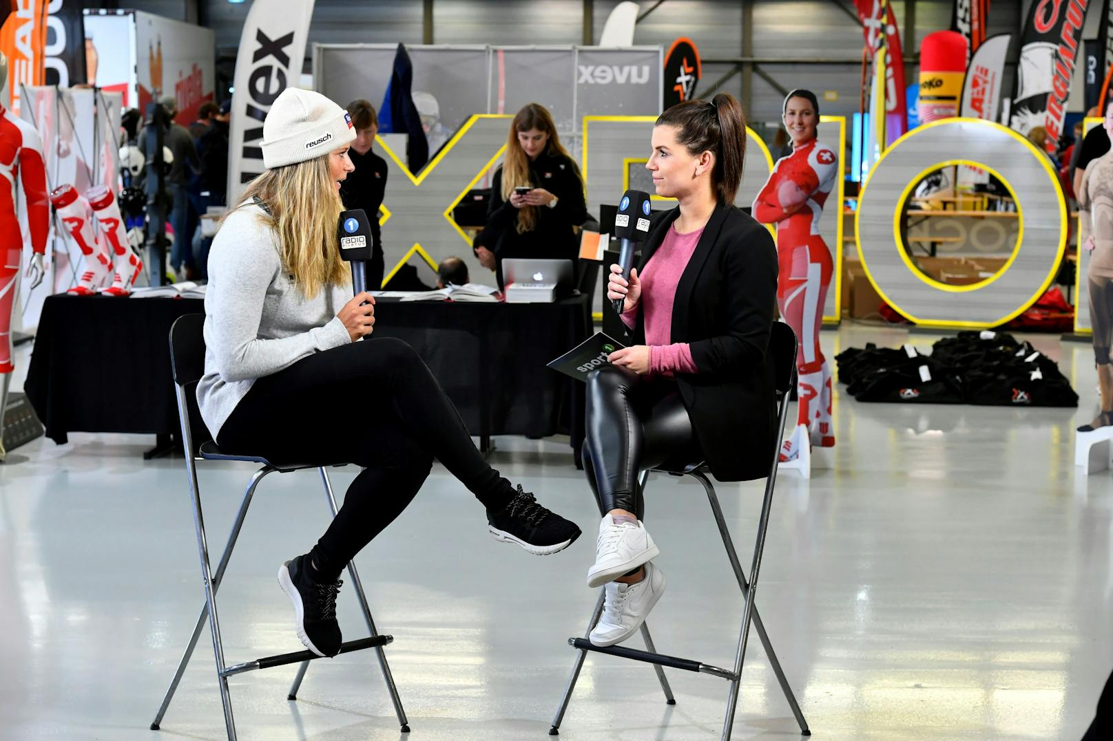 Hier ist Sedrina Schaller (rechts) noch als Tele1-Moderatorin beim Interview mit Ski-Star Corinne Suter zu sehen (2019).