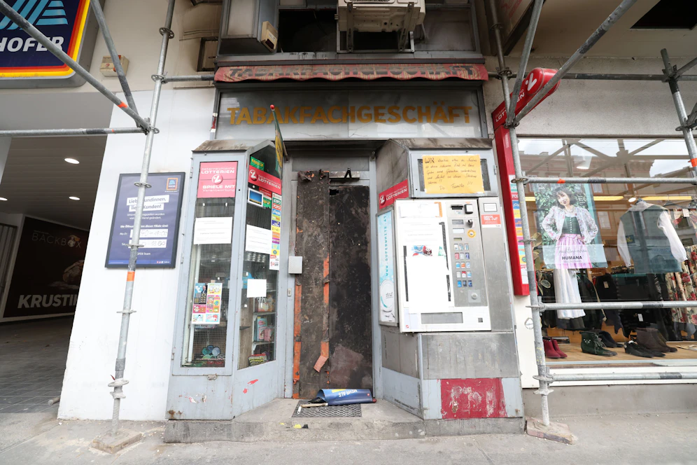 Nadine W. wurde in ihrer Trafik in Wien-Alsergrund von ihrem Ex-Partner verbrannt. Ihre Cousine fordert einen Not-Knopf für Frauen.