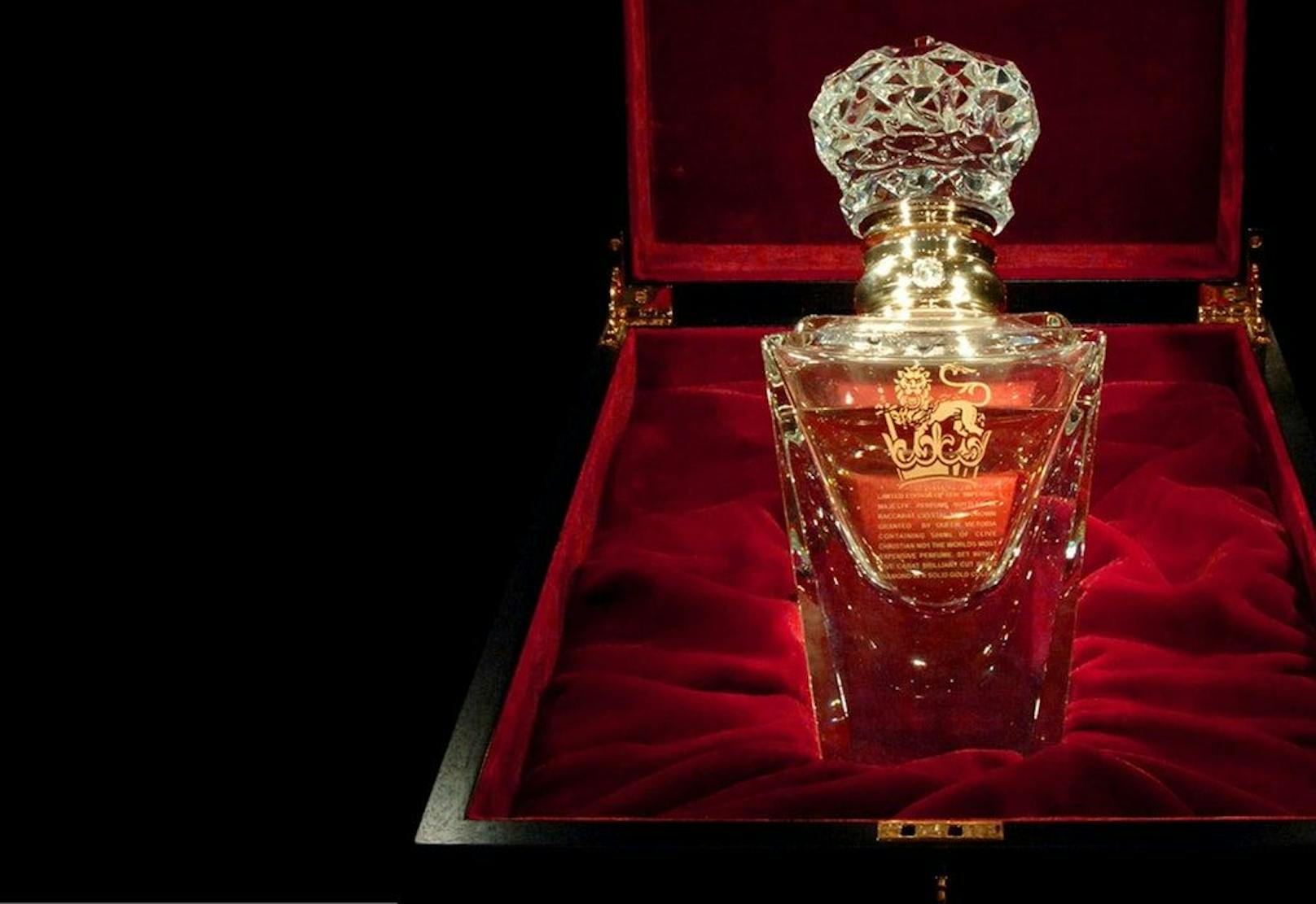 <strong>#1: “Imperial Majesty” von Clive Christian! </strong>Das teuerste Parfum der Welt kostet ganze 375.000 Euro. Warum? Ganz einfach: Allein der Flakon besteht bereits aus feinstem geschliffenem Glas, einem Flaschenhals aus 18-karätigem Gold und einem 5-karätigen Diamanten. Eigentümer dieses Schmuckstücks verbrauchen diese feinste Mischung nicht, sondern heben sie als besonderen Wertgegenstand auf. Denn das Parfum ist seit 2006 vom Markt und findet sich seither nur bei Sammlern.<br>