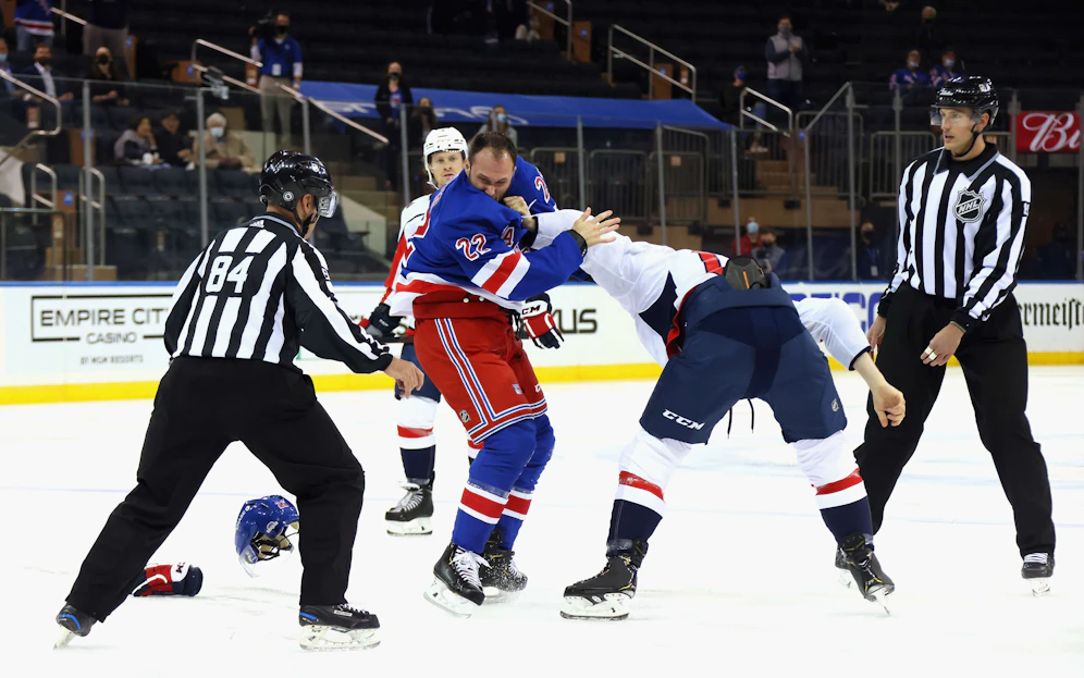 Michael Raffl prügelte sich mit Anthony Bitetto von den Rangers.