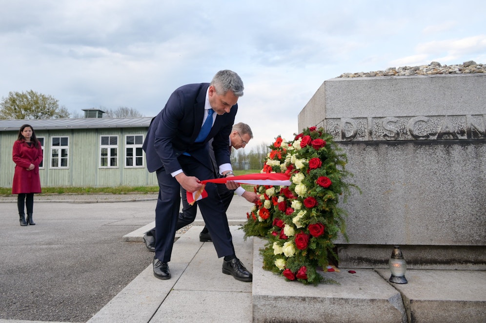 Karl Nehammer beim Gedenken an Opfer des NS-Regimes 