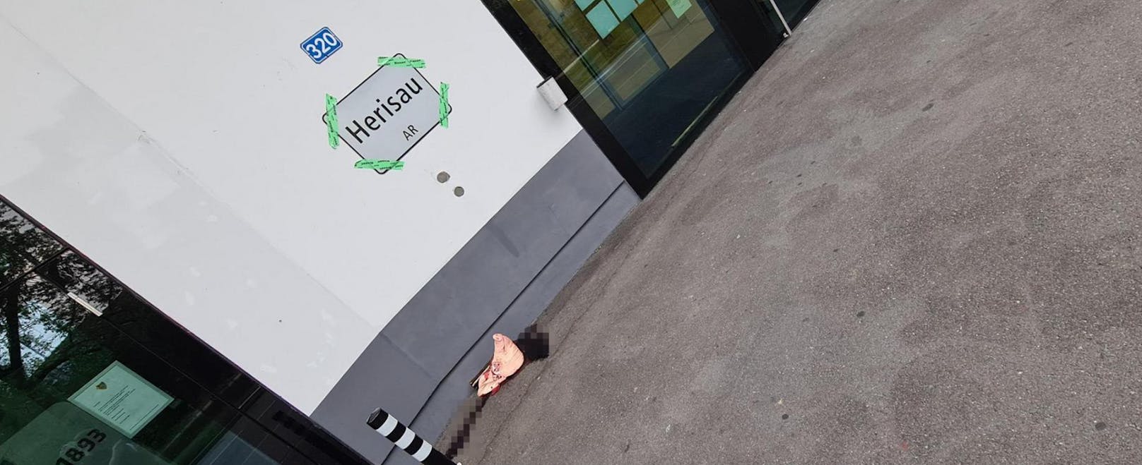 An der Gebäudefassade der FCB-Geschäftsstelle hängt zudem ein Ortsschild der Gemeinde Herisau – eine Anspielung auf den CEO des FC Basel, Roland Heri? 