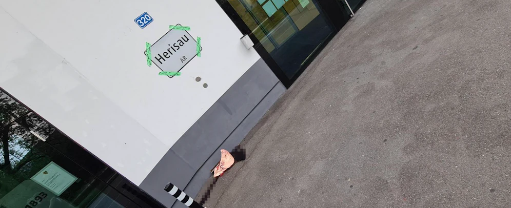 An der Gebäudefassade der FCB-Geschäftsstelle hängt zudem ein Ortsschild der Gemeinde Herisau – eine Anspielung auf den CEO des FC Basel, Roland Heri? 