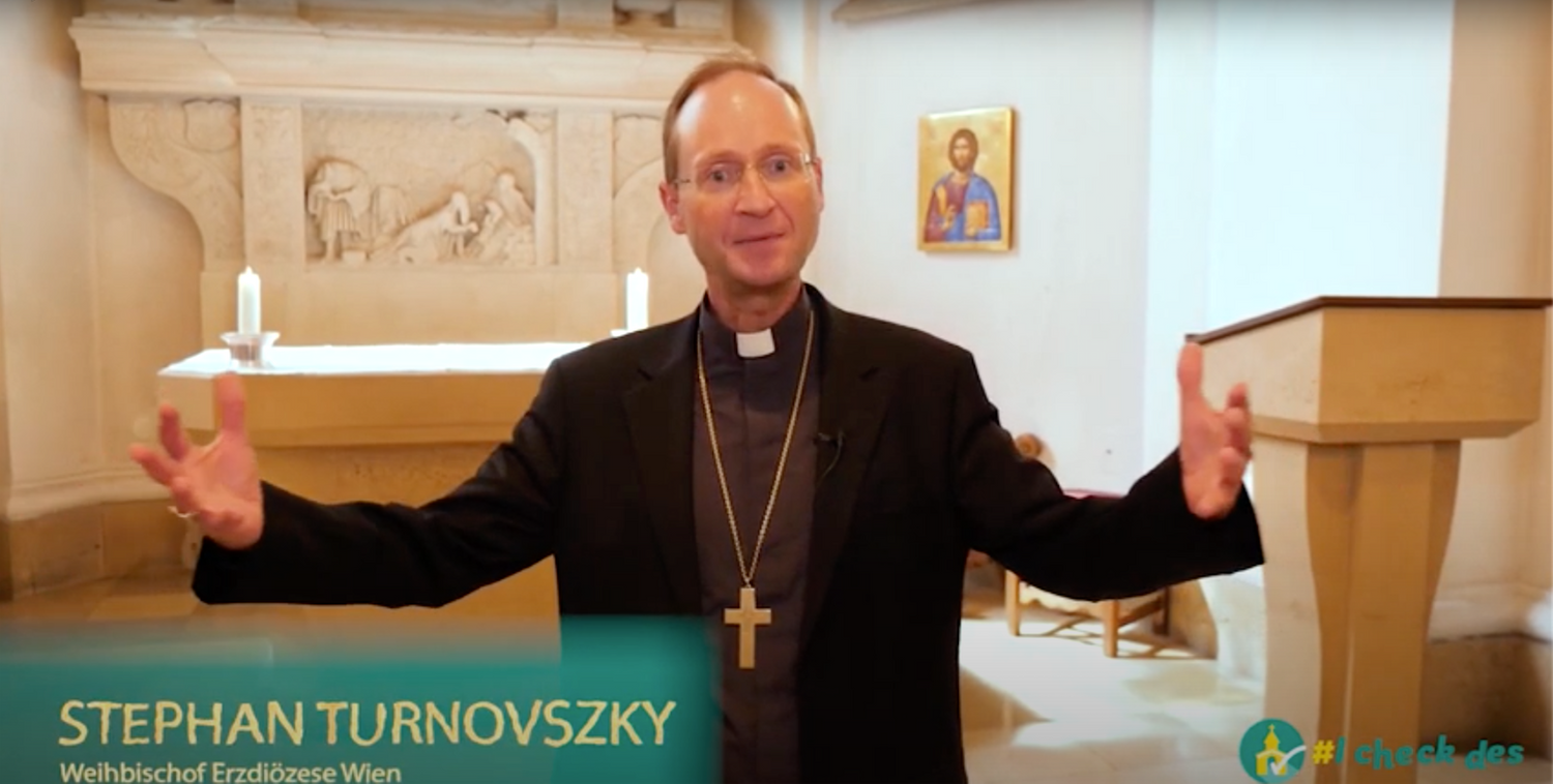 Pfarrer, Religionslehrerin, Diakon und ein Universitätsprofessor erklären kirchliche Abläufe und Bräuche.