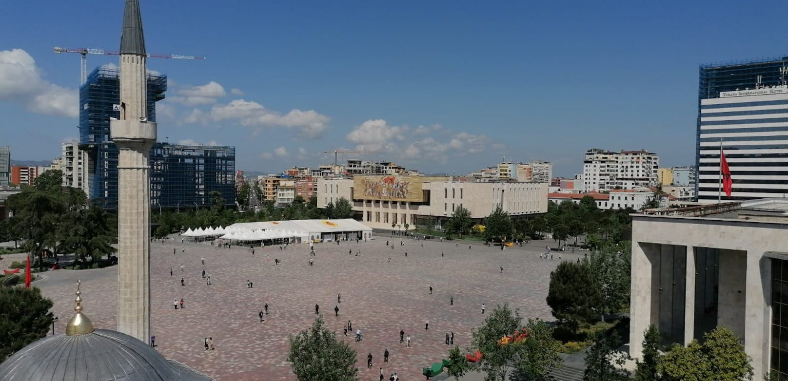 Hier zu sehen ist das Impfzentrum Tirana – das weiße Zelt. Ein großer Andrang blieb bisher allerdings aus.