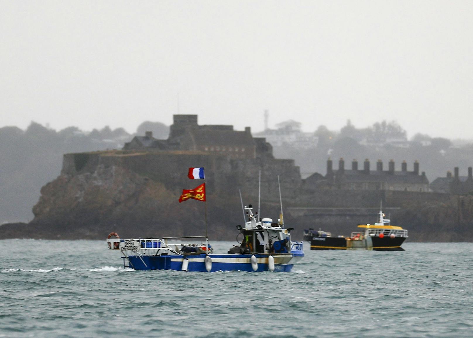 Streit um Fischereirechte: Französische Fischer demonstrieren vor dem Hafen von St. Helier auf der britischen Insel Jersey.