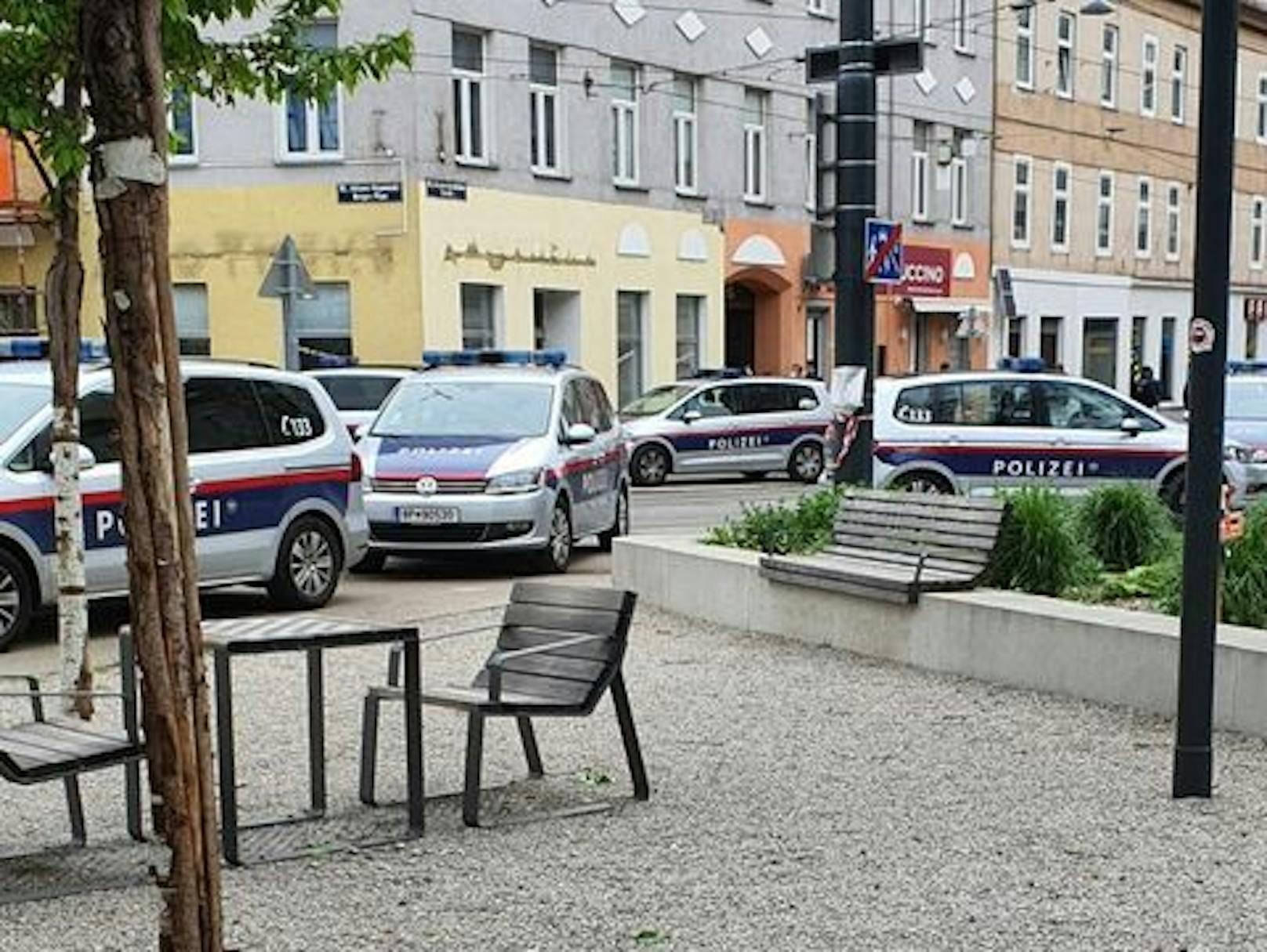 Polizei-Einsatz am Johann-Nepomuk-Berger-Platz (Wien-Ottakring)