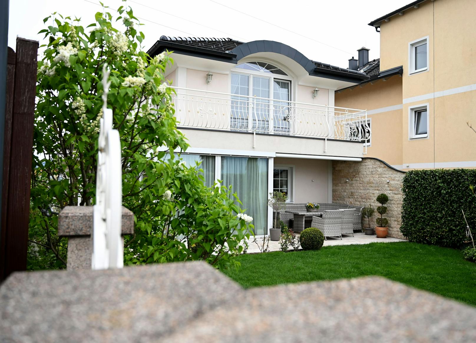 In einem Einfamilienhaus in Wals-Siezenheim (Salzburg) sind in der Nacht auf Donnerstag zwei Frauen erschossen worden. Der mutmaßliche Täter (51) stellte sich selbst.