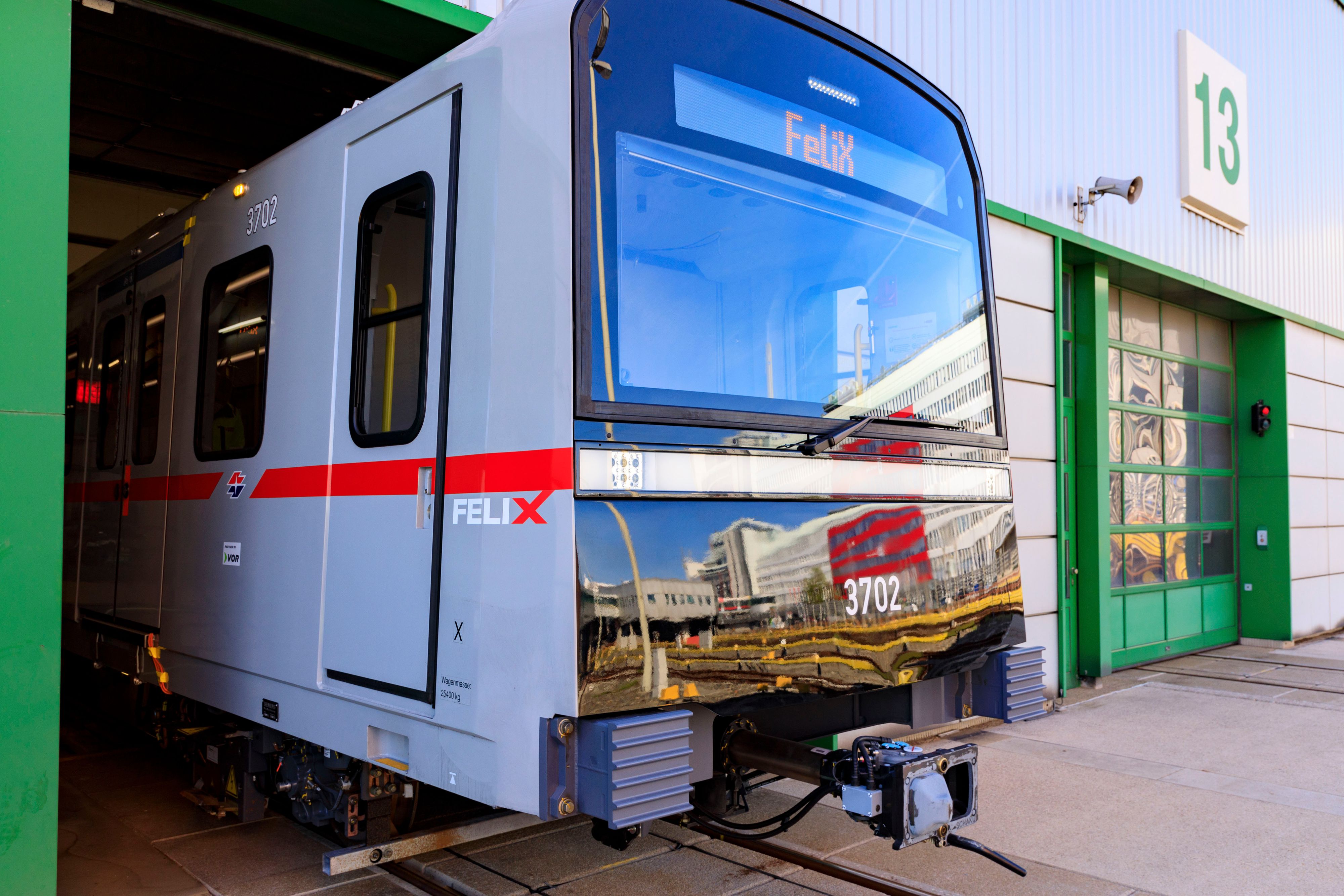 Der erste X-Wagen der Wiener Linien heißt Felix. 