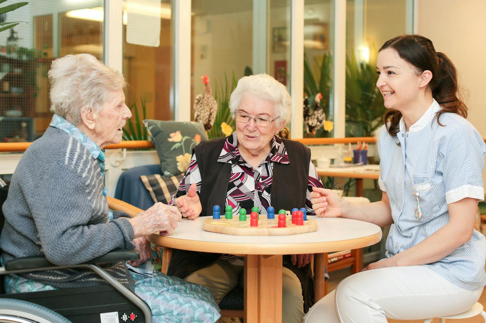 In Pflege- und Altersheimen sollen schon bald wieder tägliche Besuche möglich sein. (Symbolbild)