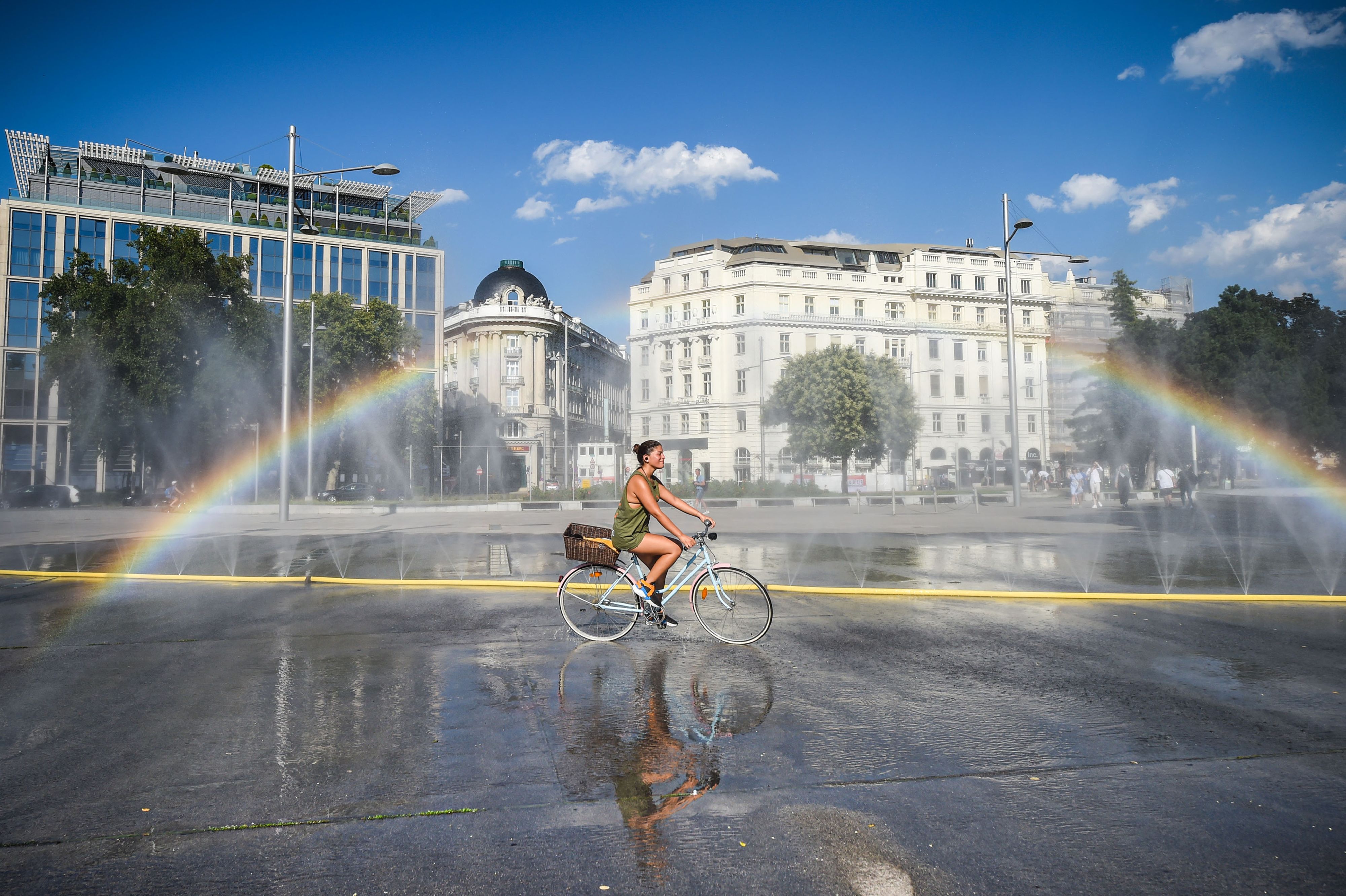 Sprühnebel gegen die Hitze am Wiener Schwarzenbergplatz im Juli 2020. Archivbild