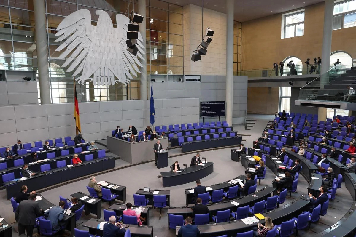 Der deutsche Bundestag hat beschlossen, dass es in Deutschland Erleichterungen für vollständig gegen das Coronavirus Geimpfte geben wird. Das Gleiche gilt für Infizierte, die von der Erkrankung genesen sind.