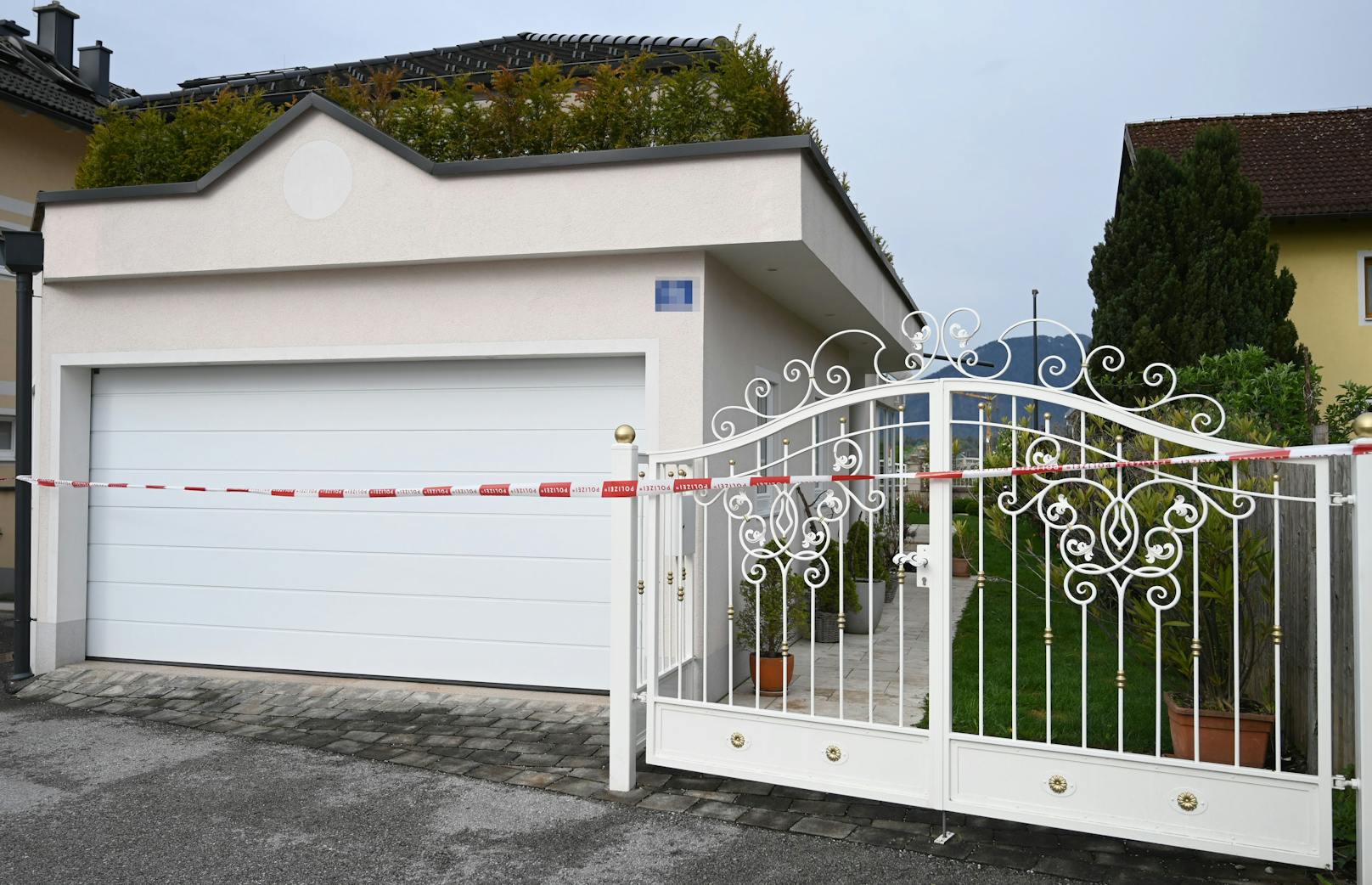 In einem Einfamilienhaus in Wals-Siezenheim (Salzburg) sind in der Nacht auf Donnerstag zwei Frauen erschossen worden. Der mutmaßliche Täter (51) stellte sich selbst.