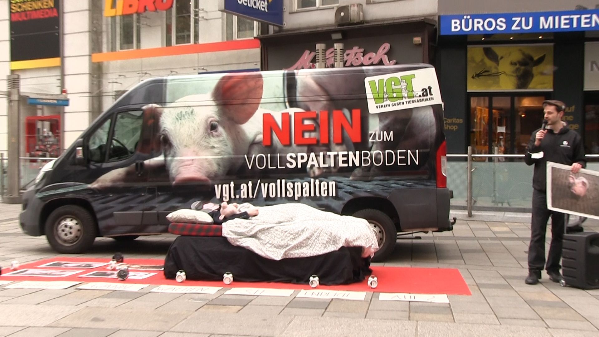 VGT-Aktion gegen Vollspaltenboden auf der Mariahilfer Straße