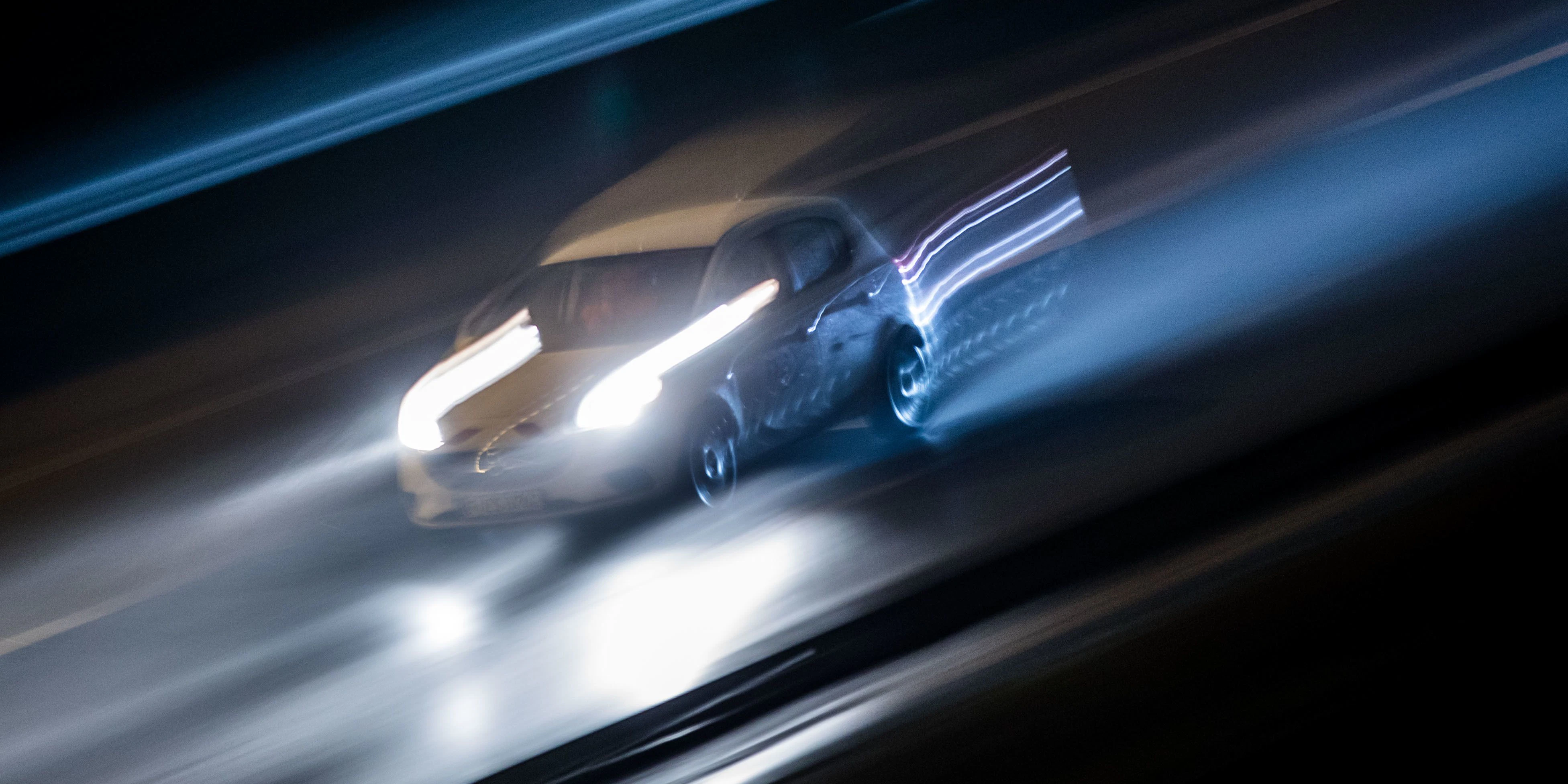 Ein Raser wurde auf der Autobahn mit massiv überhöhter Geschwindigkeit gemessen. Symbolfoto