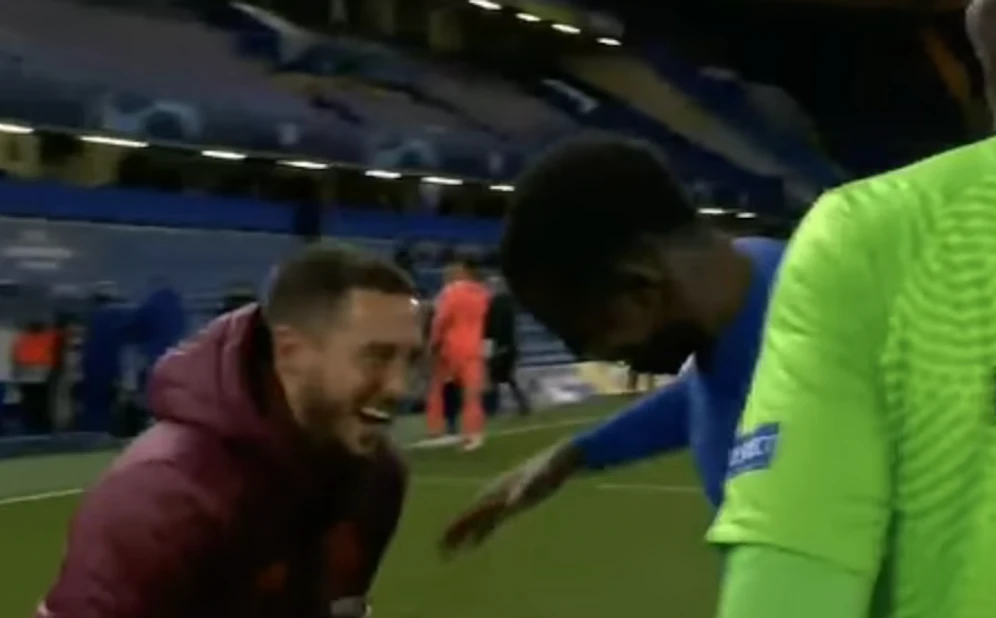 Eden Hazard hat nach dem Abpfiff Spaß mit Ex-Kollegen Kurt Zouma.