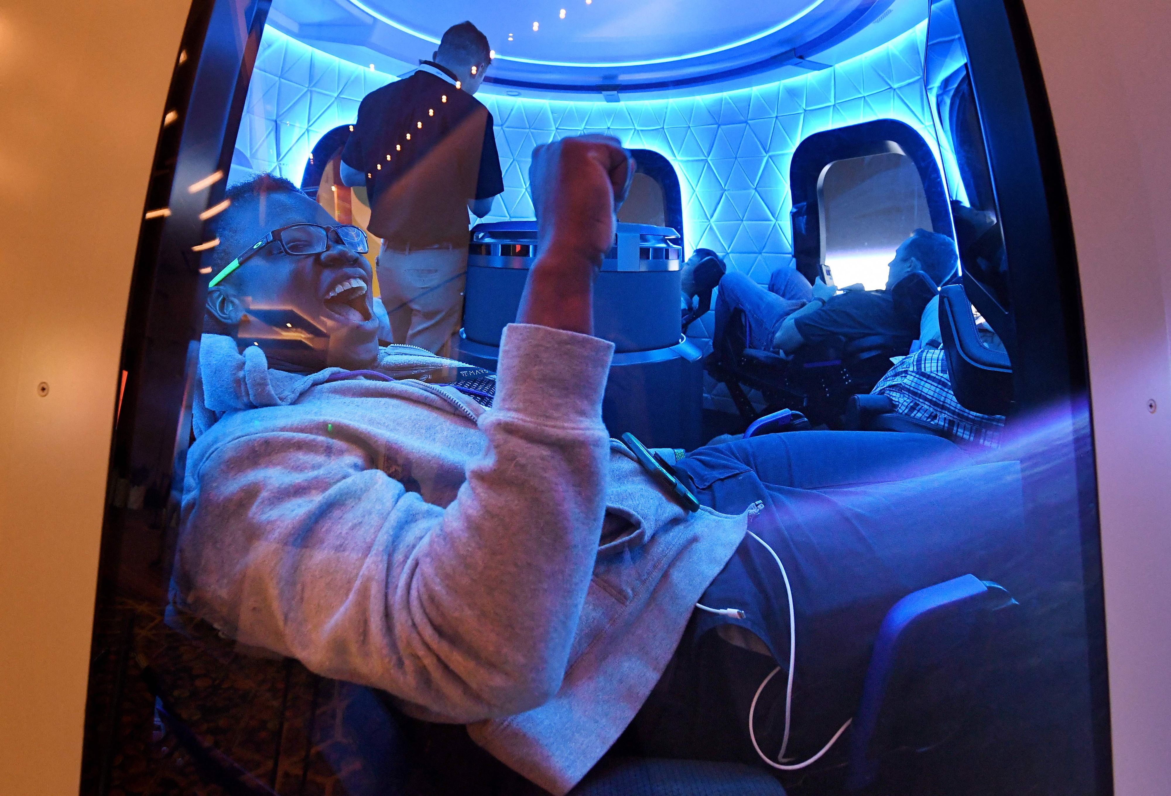 Download von www.picturedesk.com am 06.05.2021 (12:15).  (FILES) In this file photo taken on June 05, 2019, articipants enjoy the Blue Origin Space Simulator during the Amazon Re:MARS conference on robotics and artificial intelligence in Las Vegas, Nevada. - Space company Blue Origin will send humans into space for the first time in July for a few minutes, and one of the seats on board is up for auction, the company founded by US billionaire Jeff Bezos announced on May 4, 2021. "On July 20, New Shepard will fly its first astronauts into space," Blue Origin said in a statement, referring to the name of the 18-meter-high reusable rocket. (Photo by Mark RALSTON / AFP) - 20190605_PD18019 - Rechteinfo: Rights Managed (RM) Nur für redaktionelle Nutzung! Werbliche Nutzung erfordert Freigabe: bitte schicken Sie uns eine Anfrage.
