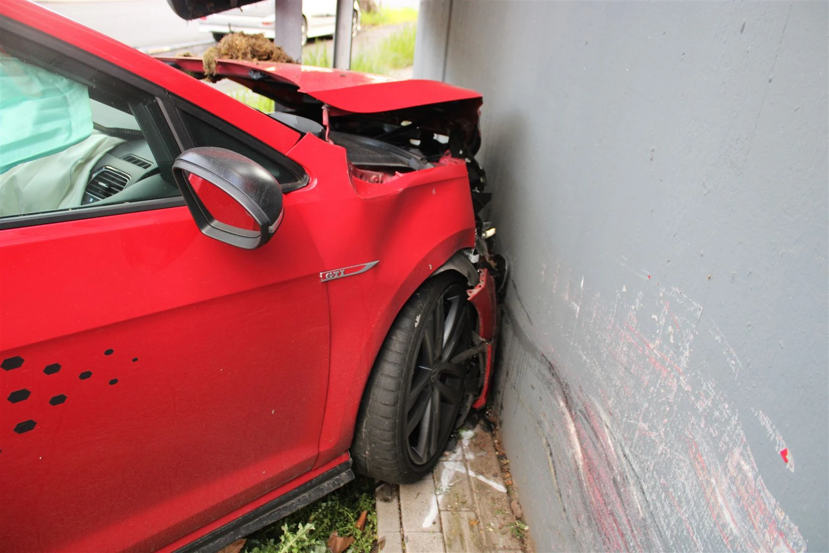 Der demolierte Golf GTI des 19-Jährigen.