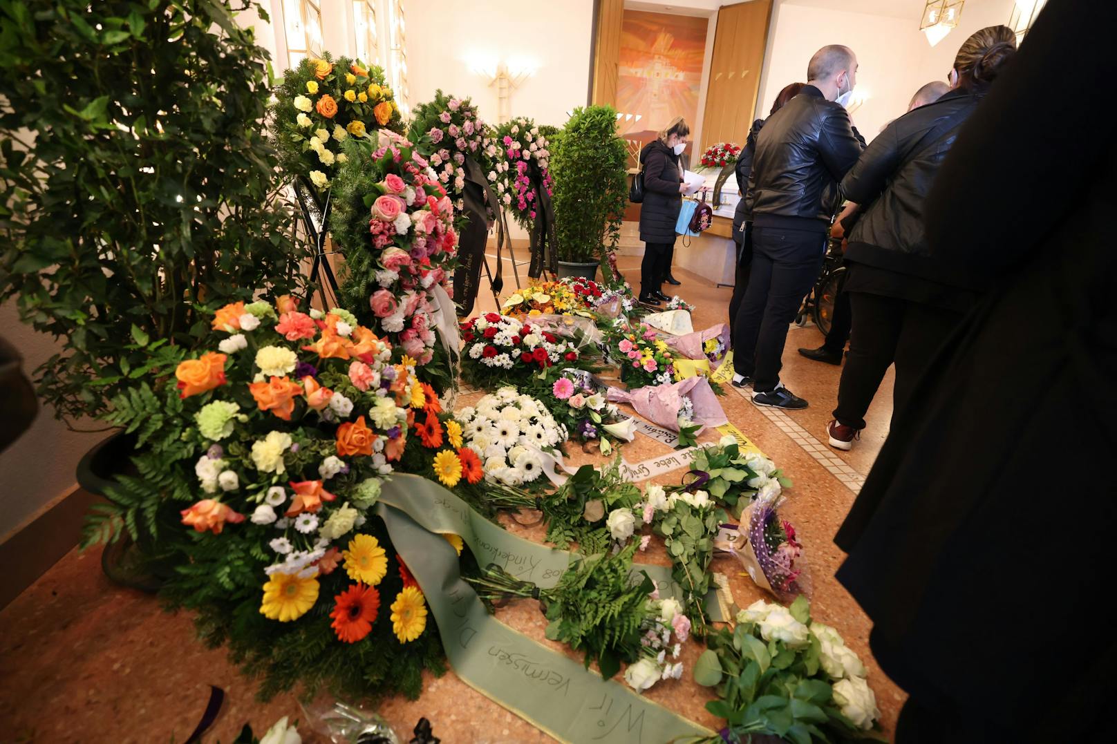 Zahlreiche Kränze und Blumensträuße schmückten die Aufbahrungshalle.