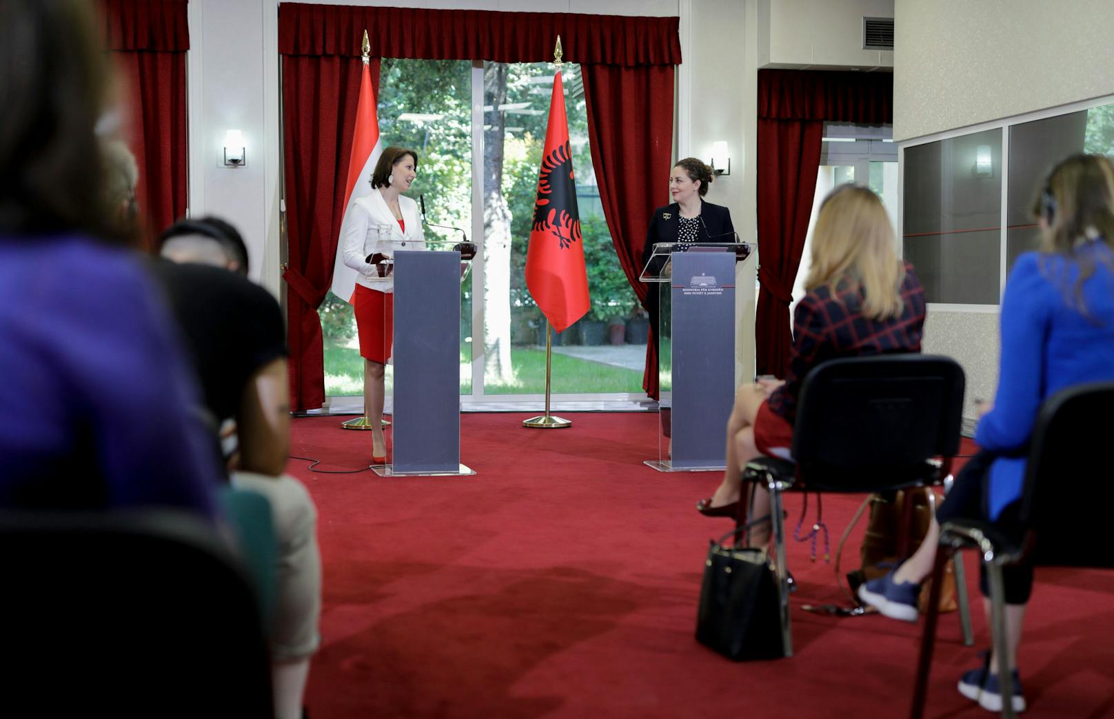Europaministerin Karoline Edtstadler  und Albaniens Außenministerin Olta Xhaçka