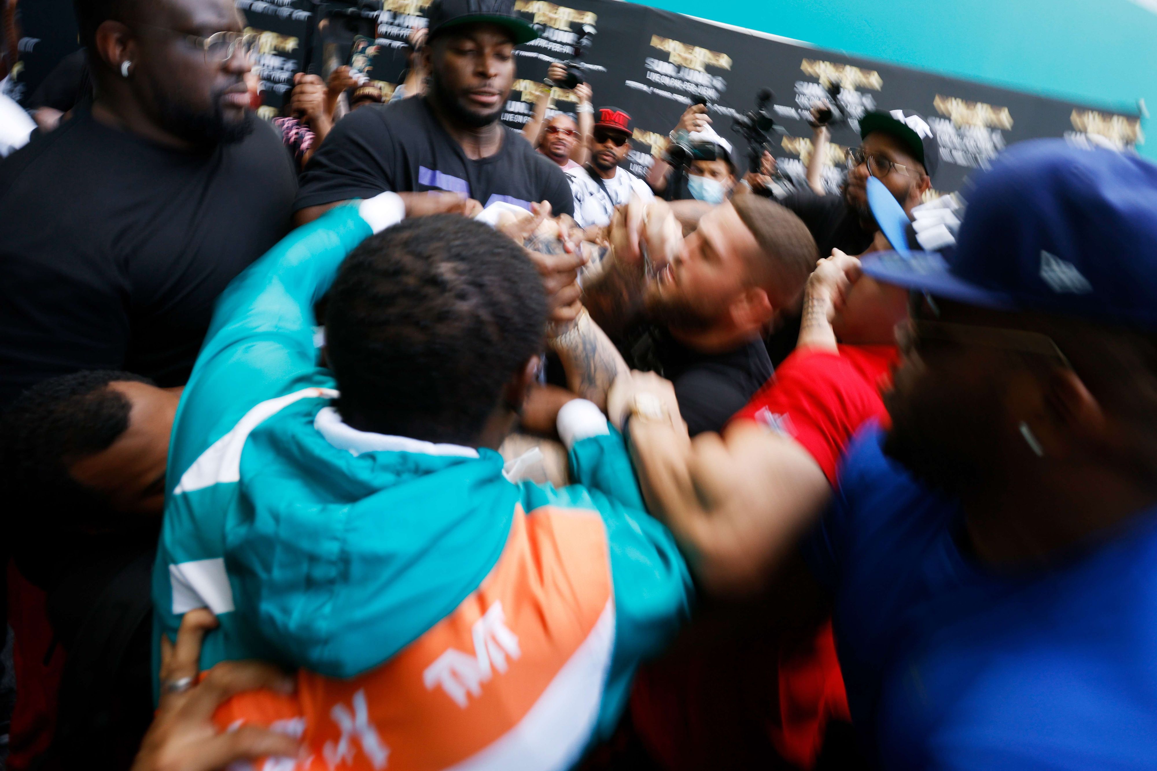 Floyd Mayweather geht auf Jake Paul los. 