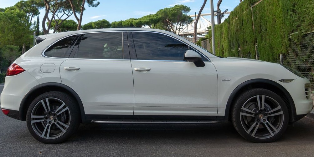 Der Jugendliche war mit einem weißen Porsche Cayenne unterwegs.