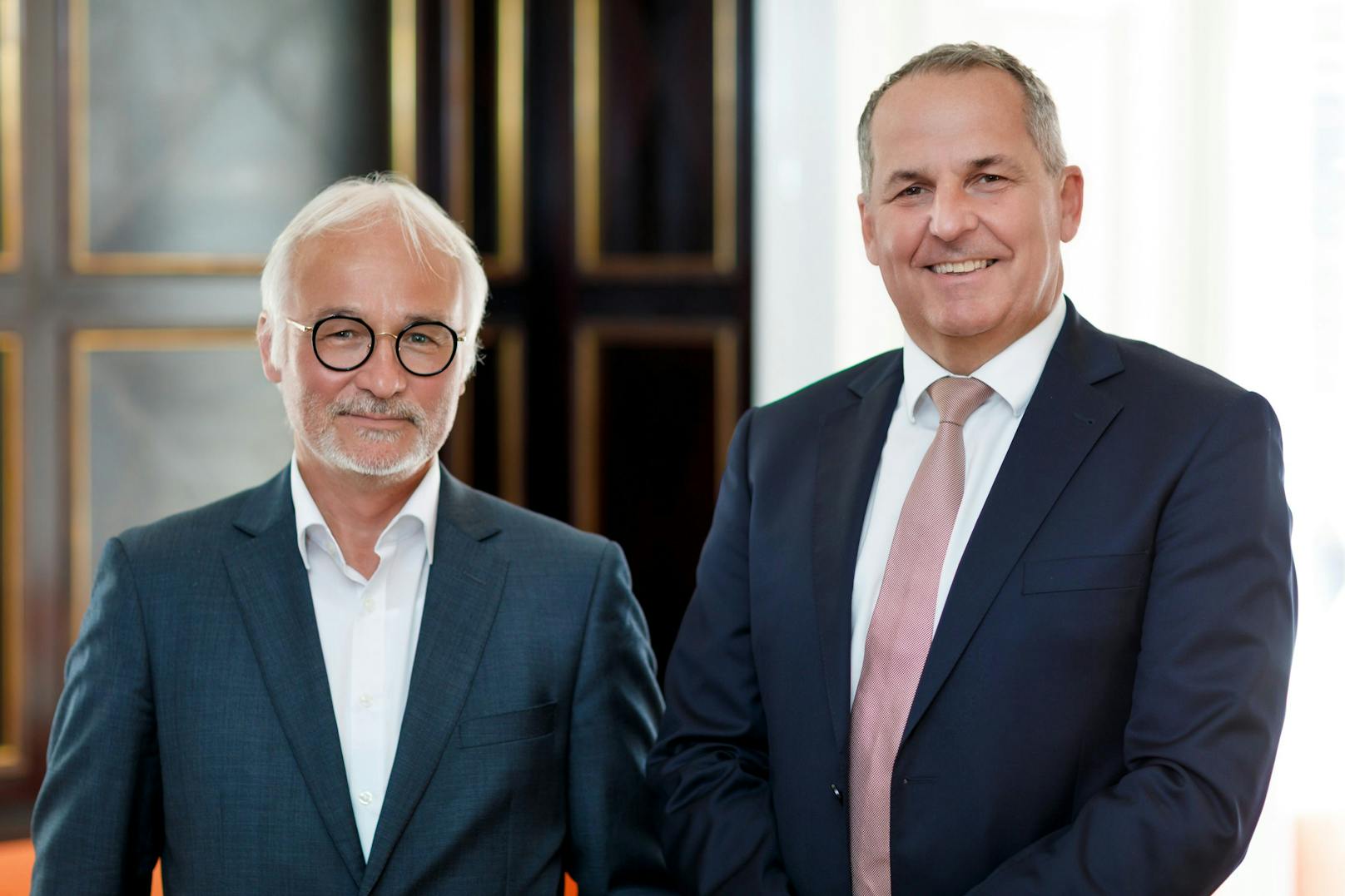 .Im Bild v.l.n.r.: Herbert Vlasaty (Vorstand Julius Meinl AG) und Mag. Udo Kaubek (Geschäftsführer Julius Meinl am Graben). 