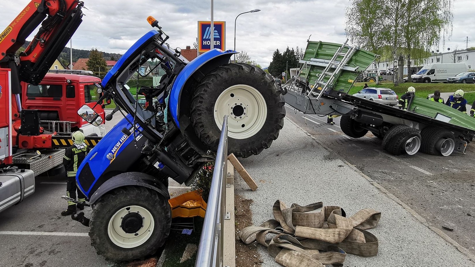 Der Fahrer krachte mit seinem Gefährt über eine Absperrung.