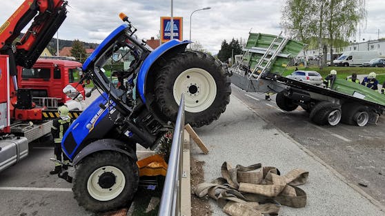 Der Fahrer krachte mit seinem Gefährt über eine Absperrung.