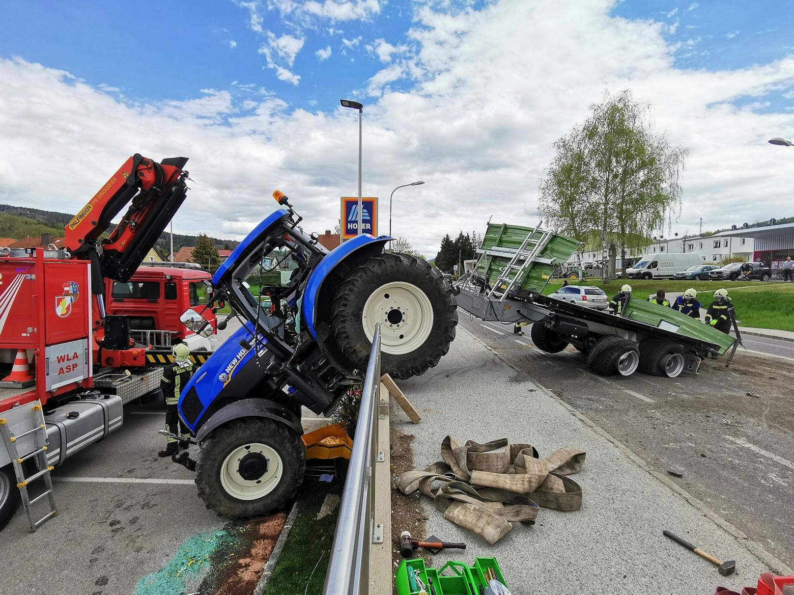 Absturz! Traktor krachte über Absperrung in Hainfeld