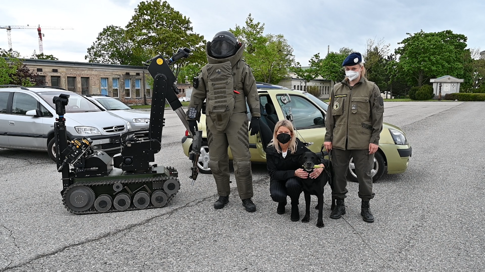 Verteidigungsministerin Klaudia Tanner bei Bombenentschärfungs-Übung.