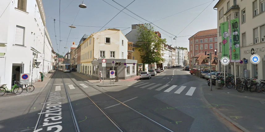 Von links kam die Straßenbahn, von vorne rechts der Rettungswagen