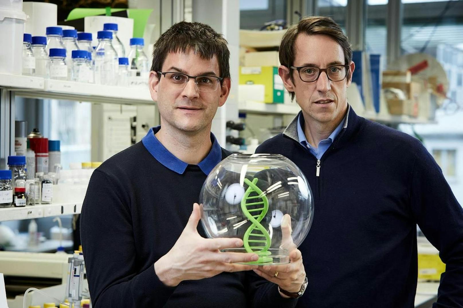 Die Chemiker Wendelin Stark und Robert Grass (rechts) forschen an der ETH.